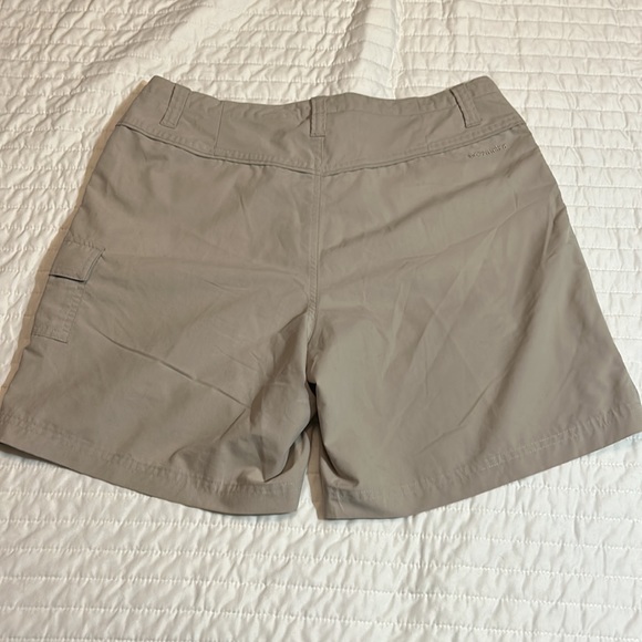 Columbia Women’s Tan Cargo Shorts EUC Size 10 - Picture 3 of 4